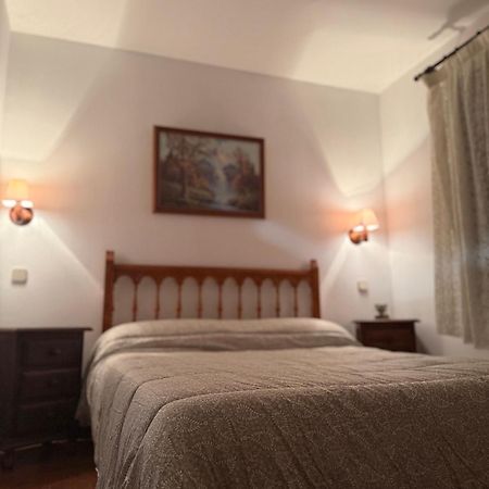 El Valle Hostal Restaurante La Pradera de Navalhorno ภายนอก รูปภาพ