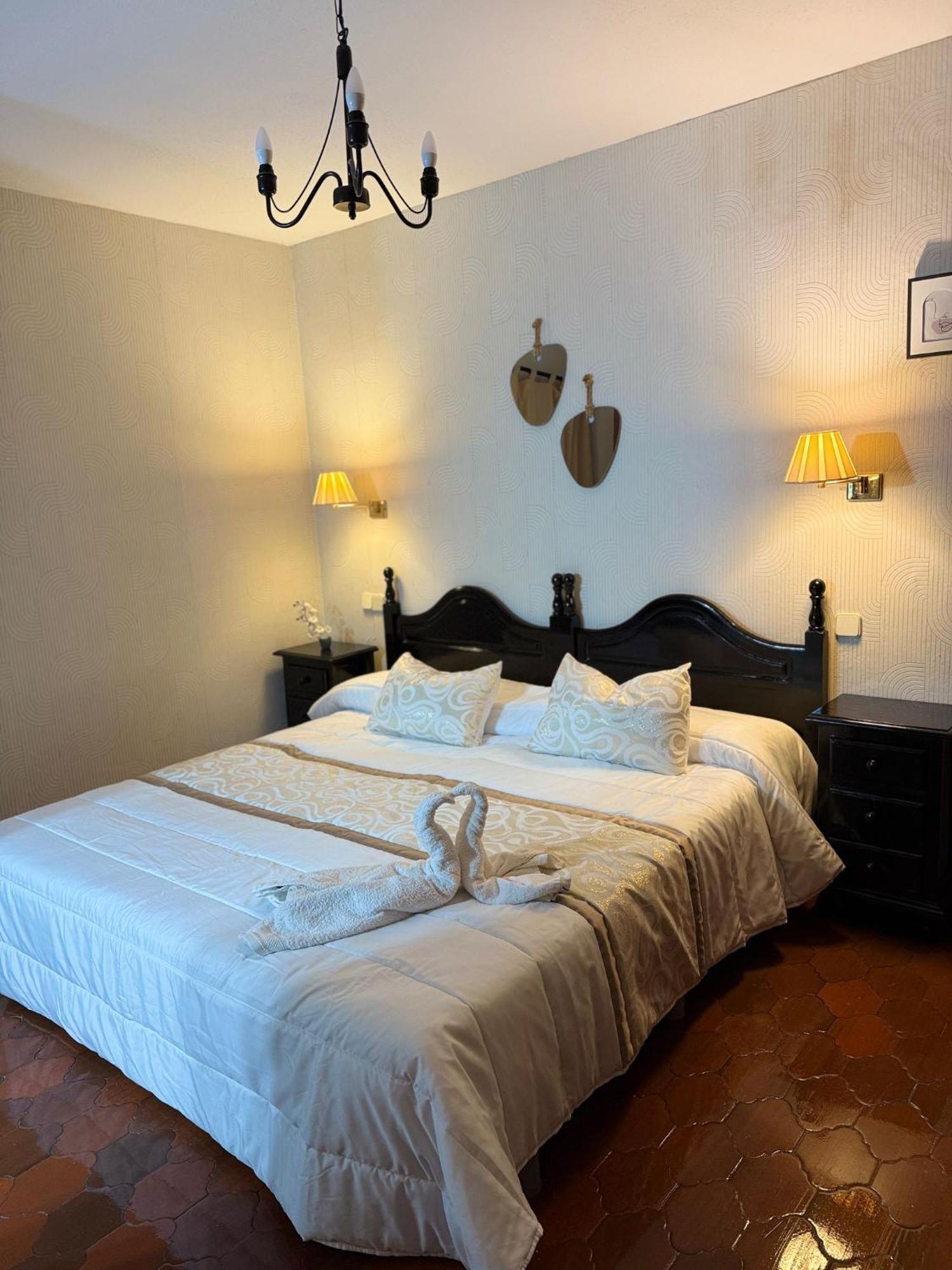El Valle Hostal Restaurante La Pradera de Navalhorno ภายนอก รูปภาพ