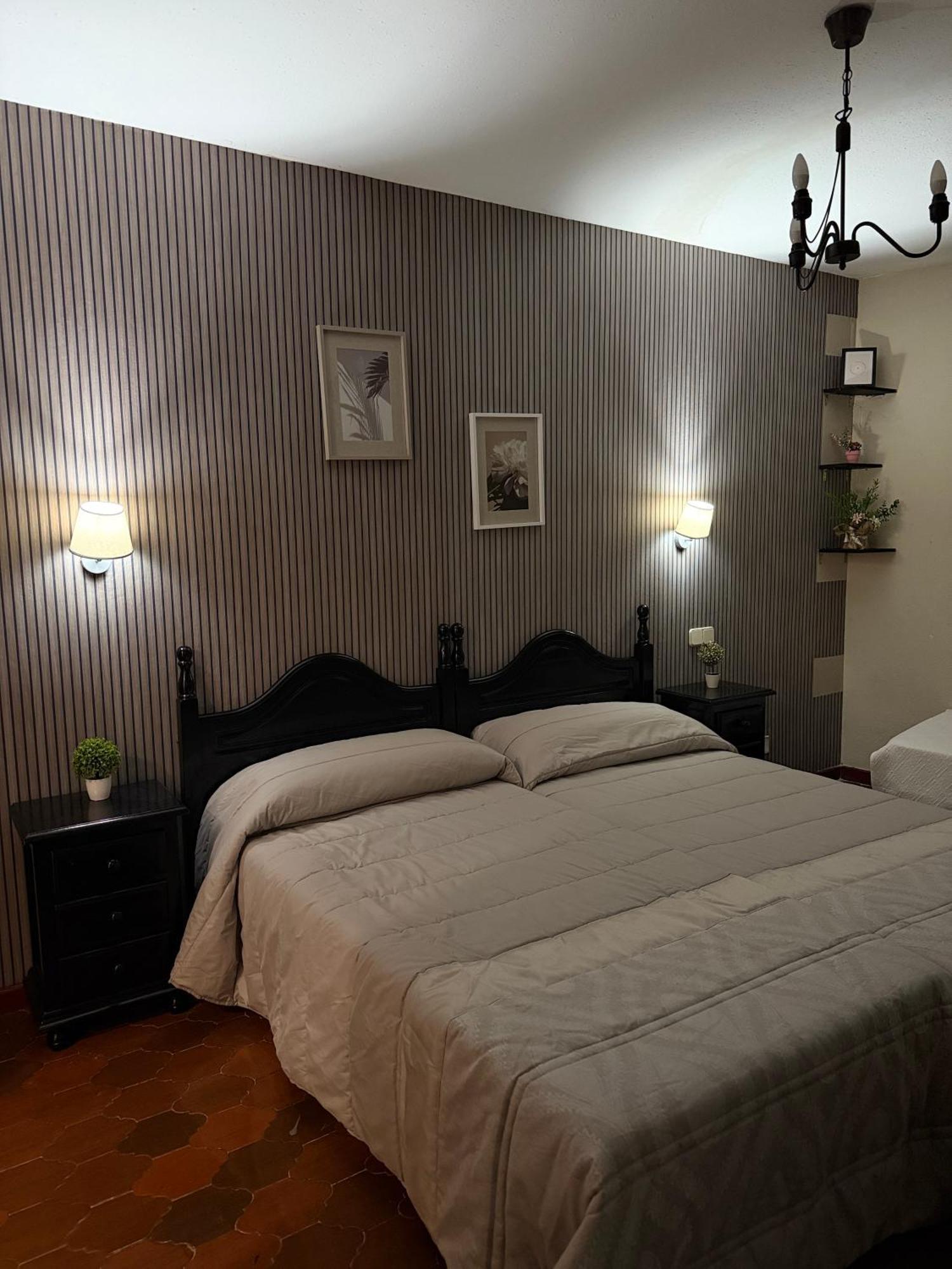 El Valle Hostal Restaurante La Pradera de Navalhorno ภายนอก รูปภาพ