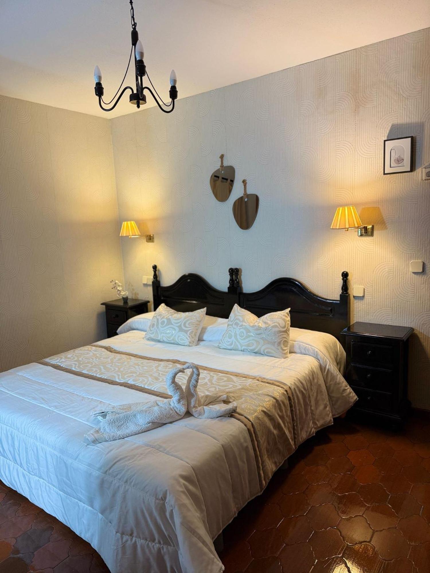 El Valle Hostal Restaurante La Pradera de Navalhorno ภายนอก รูปภาพ