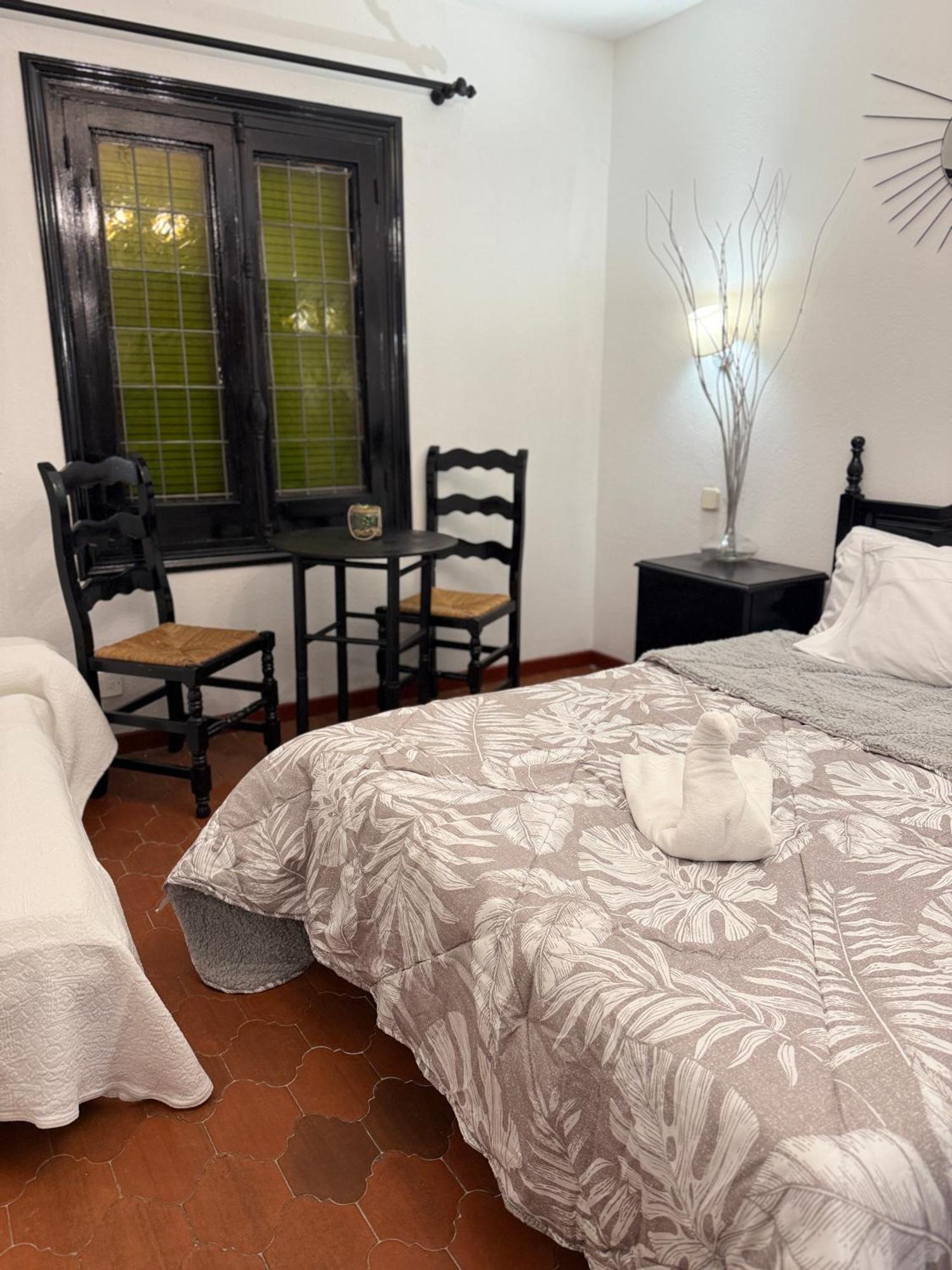El Valle Hostal Restaurante La Pradera de Navalhorno ภายนอก รูปภาพ